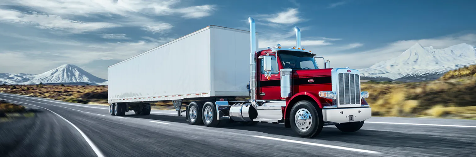 Banner Background - Extrêmement puissant, l’ensemble de services connectés de Peterbilt garde votre flotte sur la route et fonctionne à des performances et une efficacité maximales. On y parvient en vous dotant d’informations et de données en temps réel sur tout ce qui se passe avec vos camions.